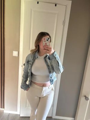 Ljusblå croppad jeansjacka - Står att det är st 42 med den är lite tajt på mig och jag har m vanligtvis 💕