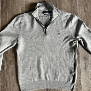 Ralph Lauren half zip  - Polo Ralph Lauren half zip, storlek M, skick 9/10. Grå. Prima cotton. 