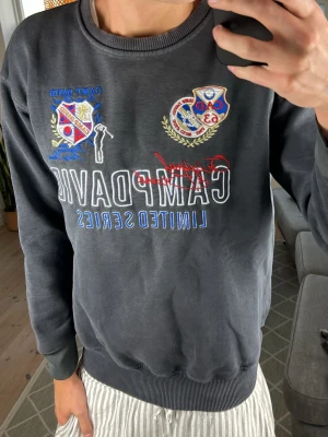 Unik tröja Camp David  - Super snygg tröja med unika tryck både bak och fram! Mått: A:50 B:52 C:45 D:65 (cm) Skriv vid fundering 😇🙌