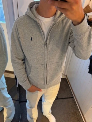 Grå Ralph Lauren zip hoodie  - Fint skick! Passar ca 165-170 cm  Hör av dig vid frågor! 