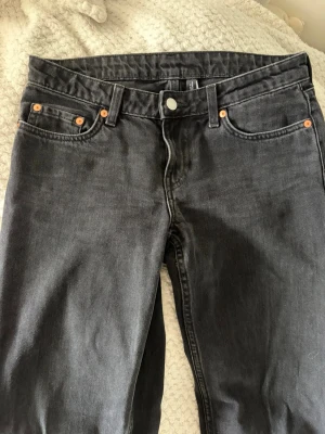 Low straight jeans  - Arrow low straight jeans från Weekday. W26 L32. Säljer då jag rensar min garderob, kom gärna med prisförslag! 