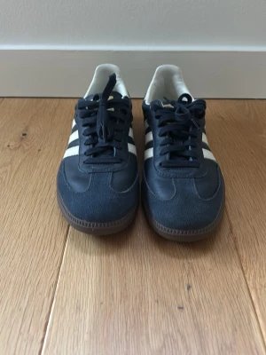 Adidas Samba mörkblå sneakers - Storlek: UK 9. Mycket bra skick! Priset kan diskuteras.