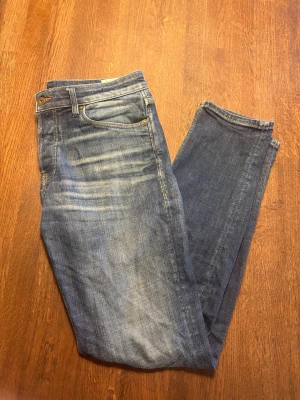 Blåa Jack & Jones jeans  - Säljer ett par snygga jeans från Jack & Jones i comfort fit, storlek 30/32. Hör av er om ni har några frågor eller om ni vill ha fler bilder!