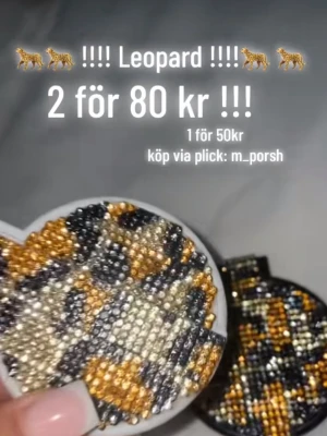 Leopardmönstrad sminkspegel - Snygg sminkspegel med leopardmönster. Perfekt att ha i väskan för snabba touch-ups när du är på språng. Två för 80kr du väljer själv vilka två färger du vill ha💗 1 för 50kr! 