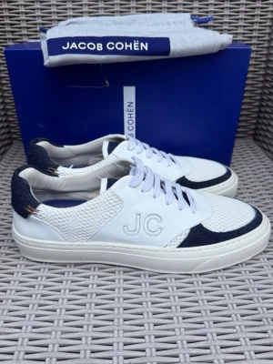 Helt Nya Jacob Cohen Sneakers - Helt Nya Jacob Cohen Skor || Storlek 43,5 || Nypris ca 4000kr || Mitt pris 2199kr || Tveka inte på att höra av dig vid frågor eller funderingar 