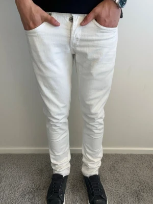 Dondup George Jeans - Tja, säljer dessa sjukt feta dondup Goerge jeans i mycket fint skick med inga defekter! Någon mikro fläck som inte ens syns😅 mått, längd 103, midja 39. De har inte mycket stretch så sitter lite tajtare än vad man tror! Hör av er vid fler frågor🤝 (Billigare vid köp av Paket😉)