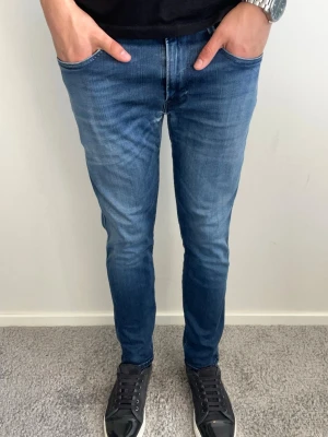 Replay Anbass Jeans - Tja, säljer dessa tvärfeta Replay Anbass jeans i mycket fint skick!  Jeansen är sydda vid skrevet som inte syns något alls! Därför priset samma som de andra👌 mått, längd 96, midja 39,5. Hör av er vid fler frågor🤝