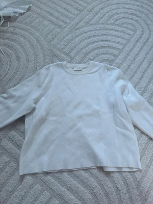 Vit sweatshirt från OBJECT - En enkel och stilren vit sweatshirt från OBJECT i storlek L. Tröjan är i storlek L men skulle säga att den sitter som en S på mig då jag använder storlek S. Mjukt och skönt material.