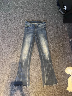 Weekday jeans - Mörkblå jeans från Weekday, bra skick men använt flitigt. Storlek W27/32🩷