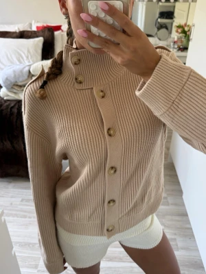 Beige ribbad kofta med knappar - Söt Nelly kofta i xs men sitter mer som en s 