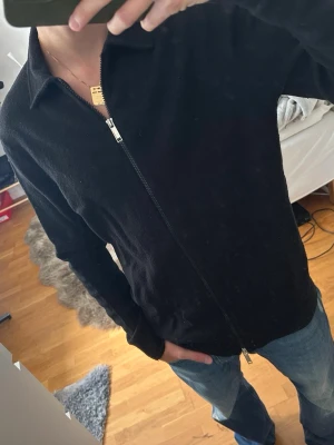 Dubbel zip kofta - Skön dubbel zip kofta från Selected homme i väldigt fint skick. Size L men mer som M