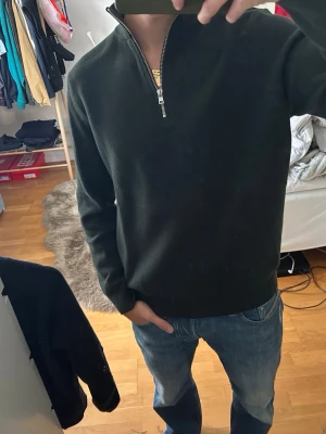 Zara kvart zip - Fin zara kvart zip kofta, näst intill nytt skick. 