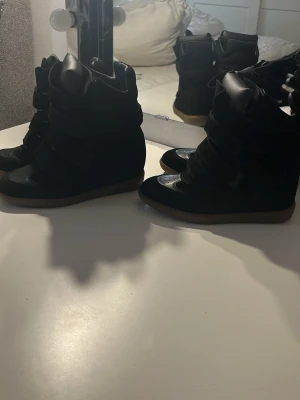  Isabel Marant skor - Säljer två par Isabel Marant skor som aldrig använts, Ett par är 35 och den andra är i 36. Säljer båda för 2000 och om man bara vill köpa en kan vi diskutera priset 