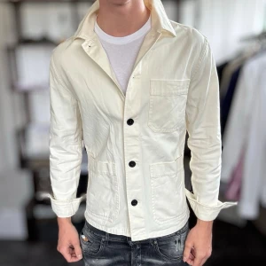 Overshirt - Mycket fint skick, inga defekter. Passar dig som är 170-180cm ungefär. Modellen är 185 cm, 75 kg. Alltid billigare pris vid köp av flera varor‼️🙌Svarar alltid på frågor eller funderingar! 