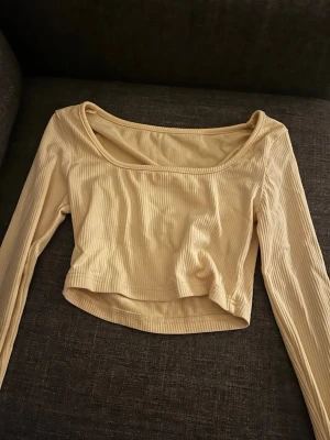 Beige ribbat set med långärmad topp - Säljer ett beige ribbat set med långärmad croppad topp och matchande lång kjol. Ställ frågor!🩷