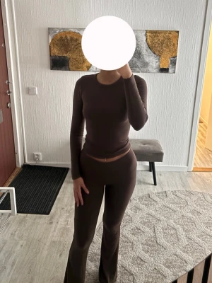 Brunt set  - Brunt set från New Yorker. Använt endast 1 gång och i mycket bra skick! Toppen är i storlek S och byxorna i storlek XS. Säljes då det tyvärr inte kommer till användning. 🌸