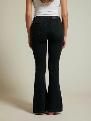 Svarta bootcut jeans low waist - Säljer ett par svarta bootcut jeans låg midja från bikbok! Slutsålda, nypris 700. Storlek S/längd 33
