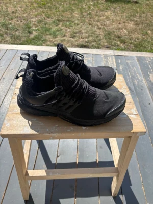 Nike Air presto  - Säljer ett par skor Nike air presto. Använda i cirka 6 månader men fortfarande ganska bra skick. Ny pris 1500.  Storlek 41 men passar 42