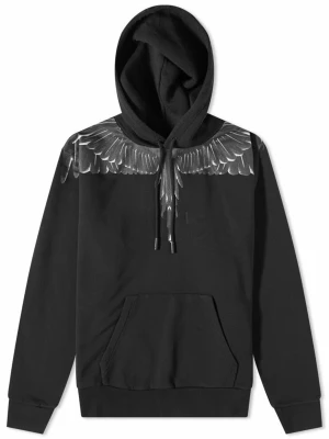 Svart hoodie med vingeprint - Snygg svart hoodie med huva och dragsko. Unik detalj med vitt vingeprint över axlar och bröst. Stor känguruficka framtill och ribbade muddar vid ärmar och nederkant. Perfekt för dig som vill sticka ut med en cool och stilren look.