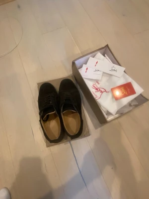 Christian Louboutin svarta skor 42 - Tja säljer mina svarta loubs i storlek 42 i fint skick då jag är sugen på nya skor. De är som sagt i fint skick, lite använda men hyfsat nya. Kartong fås med som syns på bilderna. Vid frågor så är det bara att skriva och fråga. Tja säljer mina svarta loubs i storlek 42 i fint skick då jag är sugen på nya skor. De är som sagt i fint skick, lite använda men hyfsat nya. Kartong fås med som syns på bilderna. Vid frågor så är det bara att skriva och fråga. 