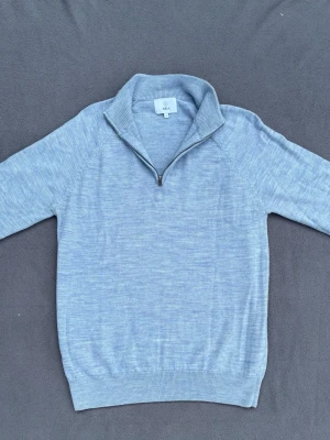 Merino halfzip - Riktigt snygg halfzip från Bläck i 100% merinoull. Passar till det mesta. Storlek M, sitter som S. Fint skick.                                  Har en likadan beigie, paketpris för båda 🤝
