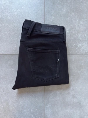 Replay anbass hyperflex jeans - Säljer ett par feta Replay anbass hyperflex jeans. Mycket bra skick, storlek W30, L32. Nypris ligger runt 2000kr, mitt pris 399kr. Hör gärna av er vid funderingar eller bud!