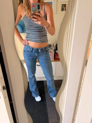 Blå raka jeans med låg midja - Skit snygga enkla jeans som man kan röra sig i och vara i skolan med!