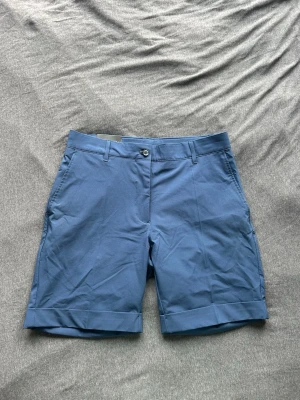 J.Lindeberg golf shorts - J.Lindeberg golfshorts i mycket fint skick! Lätta, bekväma och perfekta för både golf och sommar. Inga fläckar eller skador. Storleken är Small. Dem är helt nya med tagsen kvar. Skriv vid frågor 
