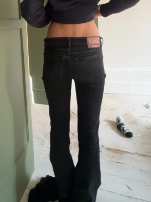 Svarta diesel jeans - säljer mina svarta diesel jeans, pris kan diskuteras💕 passar mig i längd som är eunt 170💕
