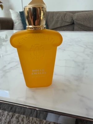Xerjoff Casamorati Dolce Amalfi EdP 30ml 75% kvar - Casamorati Dolce Amalfi Eau de Parfum i en lyxig, matt gul flaska med guldfärgat lock. Flaskan har elegant relieftext och exklusiv design som sticker ut på parfymhyllan. Perfekt för dig som gillar unika och sofistikerade dofter. ( Unisex ) tycker personligen den luktar mer åt manliga hållet.