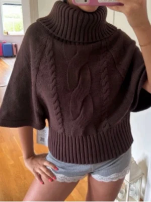 Brun stickad tröja med polokrage - Mysig brun stickad tröja med bred polokrage och korta vida ärmar.  Materialet är tjockt och tungt. As snygg från Cider i strl S. Hör av vid funderingar 🥰 