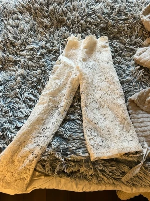 Vit långärmad spetstopp - Säljer en vit långärmad spetstopp. Nästan aldrig använd satt inga tecken på användning. Storlek xs 