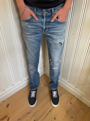 Dondup George jeans  - Dondup George Jeans - W33 - Skick 9/10 - Slitningar är original gjorda i fabrik - nypris 4000kr Hör av dig vid minsta fundering!