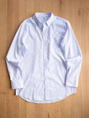 Light Blue Button Down Shirt, size L - Säljer en klassisk ljusblå skjorta med tunna vita ränder. Skjortan har lång ärm, bröstficka och knappar hela vägen framtill samt button-down krage. Perfekt för en clean och stilren look.