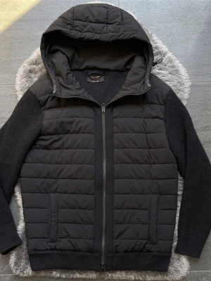 Gran Sasso Cardigan Hybrid Jacka M/S - Snygg och stilren hybrid cardigan/jacka från Gran Sasso i svart. Perfekt som ett lite schysstare lager under vår, höst eller svalare sommarkvällar. Väldigt fin kvalitet och i mycket fint skick. Storlek 50 passar M/S
