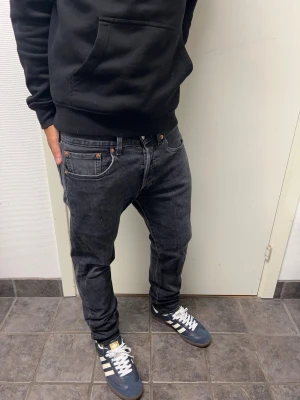 Levi’s jeans 501 - Feta jeans från Levi’s i storlek 31/30. Mycket bra skick. Modell: 501. A=39CM B=93CM C=16CM. Modellen är 173cm, 64kg. Priset kan diskuteras!!