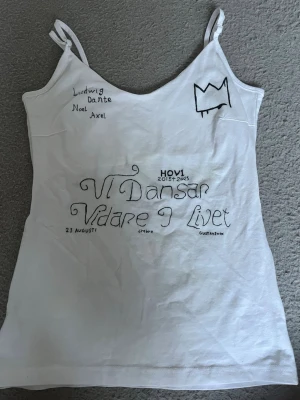 Hov1 linne - Jag säljer detta egengjorda hov1 linnet som jag gjorde inför deras sista konsert i Örebro den 23 augusti. Linnet kommer inte till någon användning, och därav säljer jag det. Blir nog inte sålt men någon kanske skulle vilja ha det, vad vet jag. Linnet i sig är iallafall ifrån lager 157 i storlek xs. Obs!! Jag har ingen aning om vad som hände när man testar linnet, jag ahr skrivit med vanlig penna.