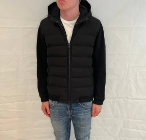 Woolrich cardigan svart - Svart cardigan från Woolrich i mycket gott begagnat skick.