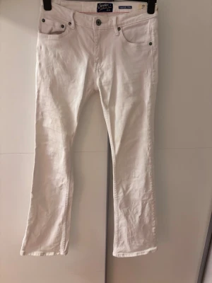 Vita bootcut jeans -  vita bootcut jeans. Jeansen har en rak passform upptill och lätt utsvängda ben. 