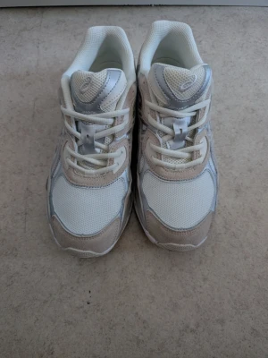 Asics - Skorna har en sportig look med klassisk snörning och vadderad insida för skön komfort. Perfekta för dig som gillar stilrena och fräscha. Använda några gånger.