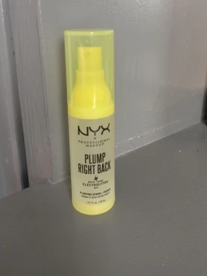 NYX Plump Right Back Primer - NYX Plump Right Back Primer är en primer i en smidig pumpflaska med gul plast och genomskinligt lock. Produkten innehåller elektrolyter och fungerar som både serum och primer för att ge huden en fräsch och återfuktad känsla.