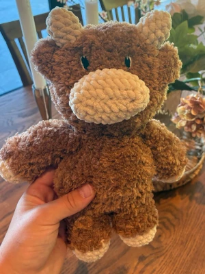 Virkad Highland Cow  - Supergullig Highland Cow, virkad med mjukt och fluffigt garn. Den har svarta broderade ögon och passar perfekt till någon som vill ha en kramvänlig vän. 