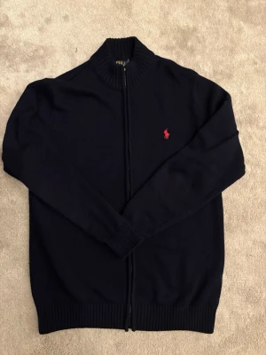 Mörkblå ziptröja från Polo Ralph Lauren - Snygg mörkblå ziptröja från Polo Ralph Lauren. Knappt aldrig använd.