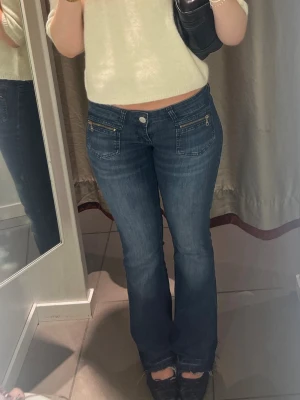 Blå bootcut jeans med dragkedjor - Snygga jeans från Nelly, andvända fåtal gånger. Jag är 170 cm lång, innerbenslängd 84cm. 💕 nypris 699kr ( se bild 2)