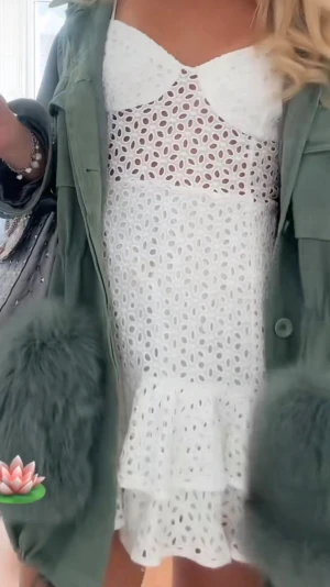 Vit kort klänning med volang - Söt vit kort klänning med broderier från zara! Väldigt eftertraktad 💓💓