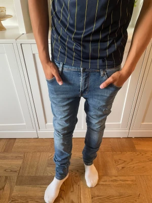 Hacket London jeans  - Säljer dessa sjukt feta slim fit jeans, som tyvärr blivit för små köpta i Paris på la fayette för två år sen, sitter som skinny fit på mig men satt egentligen slim fit när dom passade som bäst.