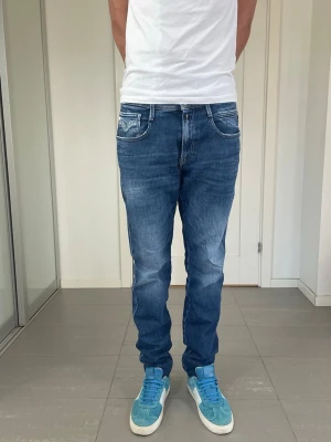 Replay Anbass Jeans  - Säljer nu dessa Replay Anbass Jeans, W31 o L32 med mått ca 42 o 106 cm. skriv för fler bilder/frågor🙌🏼