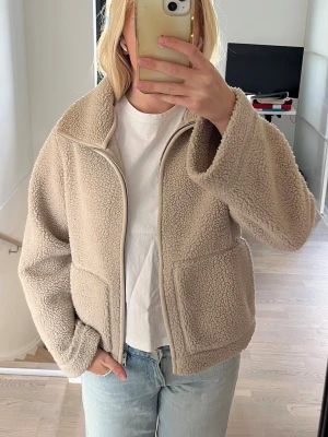 Beige teddyjacka  - Beige teddyjacka från Lager157