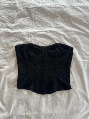 Svart tubtopp  - Svart tubtopp / festtopp, knappt använd💕