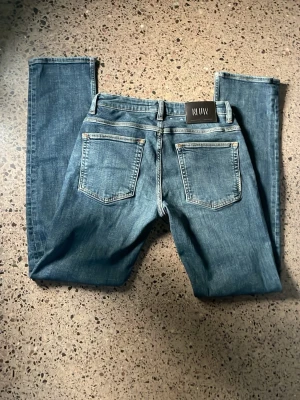 Blå raka jeans från NEUW - Säljer ett par klassiska blå jeans från NEUW med raka ben och femficksmodell. Jeansen har en snygg tvättad look och normal midja. Perfekta till en avslappnad stil och passar till det mesta i garderoben.